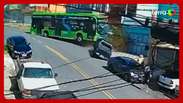 Ônibus desgovernado atinge carro e derruba árvore em São Paulo