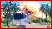 Caminhão-tanque explode após colisão e condutor pula de viaduto