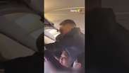 Passageiros usam garrafinhas d'água para apagar chamas em avião após carregador portátil pegar fogo