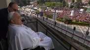 Veja o momento em que papa Francisco aparece em público pela primeira vez e agradece fiéis