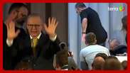 Primeiro-ministro da Austr&aacute;lia leva tombo em palco durante evento de campanha
