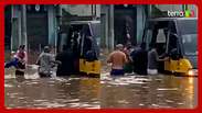 Crianças ficam presas em van escolar durante alagamento em Guarulhos (SP)