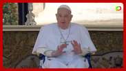 Papa Francisco faz 1ª aparição pública após internação por pneumonia