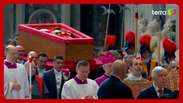 Sob aplausos de fiéis, corpo do papa Francisco chega à Basílica de São Pedro