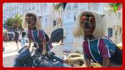 Cadelinha famosa por acompanhar tutor em entregas rouba a cena vestida de Lady Gaga em Copacabana