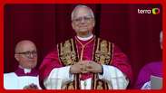 Veja o momento em que Leão XIV, o novo papa, surge pela 1ª vez e é aclamado por fiéis no Vaticano