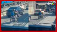 The wheelchair is captured by traveling from Avenue and overcoming the cars in Niterói