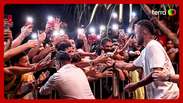 Neymar causa tumulto e multidão derruba grade ao sair de hotel do Santos em Maceió