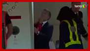 See the moment when the president of France takes the push from the First Lady on the plane