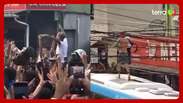 Mc Poze del Squegee is celebrated by the crowd when he leaves the prison; Oruam climbs the buses to celebrate