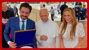 Prefeito de SP presenteia Papa Le&atilde;o XVI com camisa do Palmeiras e raquete de Bia Haddad