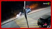 Idoso perde controle de carro de luxo e bate em poste em Minas Gerais