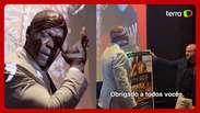 Terry Crews chora ao ser presenteado com cartaz autografado de ‘Cidade de Deus’