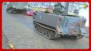 Tanque do Exército passa por cima de carro estacionado em rua no Paraná