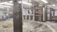 Tempestade faz estação de metrô ficar alagada em Nova York; veja