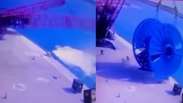 The crane collapses at sea and frightens the employees in the port of Açu