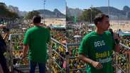 Durante manifestação, Flávio Bolsonaro relata visita ao pai: 'Sentado carregando a tornozeleira'