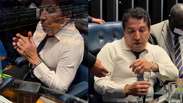 Magno Malta se acorrenta na mesa diretora do Senado em protesto contra Moraes: ‘Só saio daqui morto’
