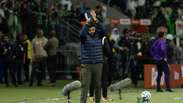 Abel Ferreira é vaiado pela torcida do Palmeiras após eliminação e aplaude xingamentos
