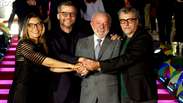 Lula defende igualdade do Brasil no mundo durante encontro com equipe do filme 'O Agente Secreto'