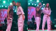 Paolla Oliveira sobe ao palco, beija Diogo Nogueira e dá show de samba