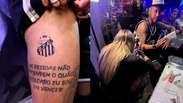 Neymar tatua escudo do Santos na perna em homenagem ao clube