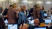 Deputada e senadora batem boca e se encaram durante CPI do INSS