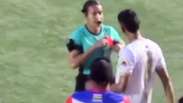 Árbitra recebe tapa na cara após expulsar jogador durante partida de futebol na Colômbia