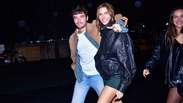 Sasha and husband ignore the press at the exit of the city festival in San Paolo