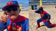 Super-Homem aos 78 anos de idade: conheça aposentado que anima etapa da WSL vestido de herói