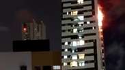 Apartamento pega fogo em Recife e morador pede socorro com lanterna do celular