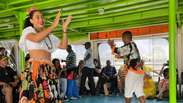 Gringos aprendem carimbó durante passeio de barco em Belém; veja vídeo