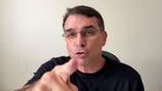 Fl&aacute;vio Bolsonaro mant&eacute;m vig&iacute;lia e ataca Moraes: 'Se meu pai morrer, a culpa &eacute; sua'