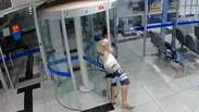 Ladrão invade banco, entala em porta giratória e é preso em MG