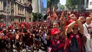 Avião do Flamengo chega ao Rio e torcida toma conta das ruas da cidade; veja