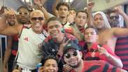 Torcida do Flamengo 'domina' trem rumo à festa de comemoração do título da Libertadores