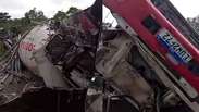 Caminhão betoneira tomba sobre carro, esmaga veículo e mata duas pessoas na Grande SP