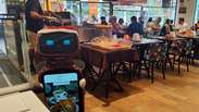 Garçons robôs fazem sucesso com clientes de padaria em São Paulo