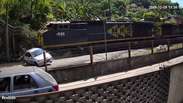 Carro atravessa trilho e é atingido por trem em Paulo de Frontin (RJ)