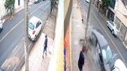 Carro perde controle, bate em poste e pedestre escapa por pouco no interior de SP