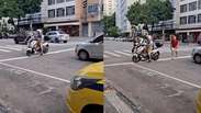 Lutador usa moto para ajudar idoso a atravessar rua no Rio de Janeiro