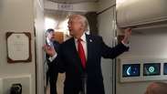 Trump tem entrevista interrompida por assessor 'preso' em banheiro no Air Force One