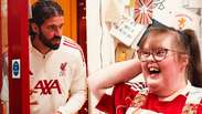 Alisson, do Liverpool, visita f&atilde; com s&iacute;ndrome de Down e a convida para jogo