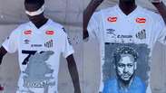 Vendado, artista viraliza ao pintar rosto de Neymar em camisa do Santos