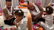 Neymar se diverte ao virar 'paciente' em 'brincadeira de m&eacute;dico' com a filha Mavie
