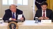 Rubio passa bilhete para Trump e presidente l&ecirc; em voz alta durante coletiva na Casa Branca