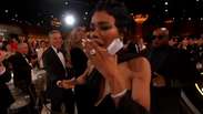 Atriz se assusta e pula para tr&aacute;s ao ser anunciada como vencedora do Globo de Ouro