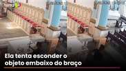 V&iacute;deo flagra mulher furtando crucifixo de bronze de altar em igreja de Niter&oacute;i #shorts