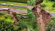 Imagens de drone mostram deslizamento de terra que fechou trecho da Rodovia Washington Lu&iacute;s; veja
