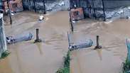 Motociclista &eacute; &lsquo;engolido&rsquo; por enxurrada e sobrevive ap&oacute;s ser salvo por moradores